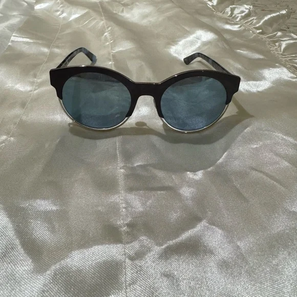 Dior Sunglasses. - Picture 3 of 7